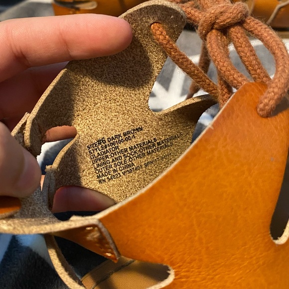 GAP Lace Up Gladiator Cage Sandals - Picture 4 of 7